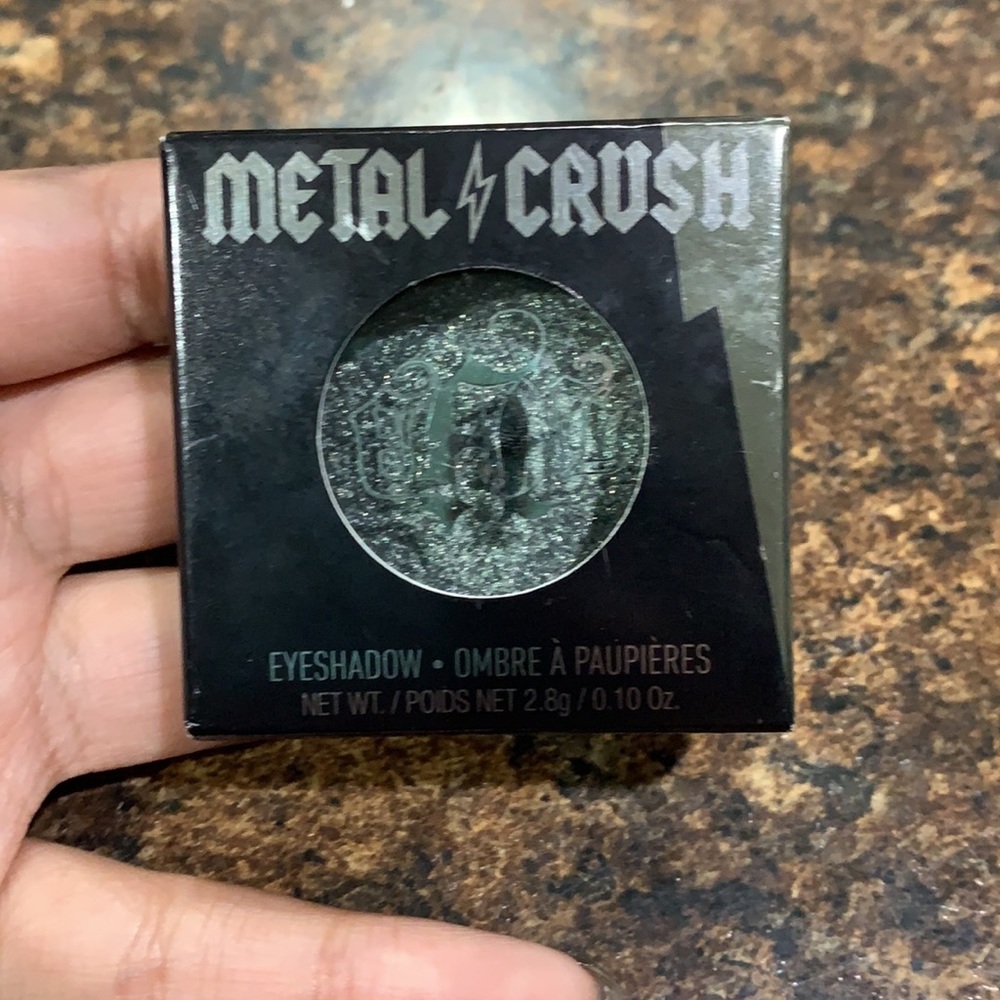 Kat Von D Metal Crush Eyeshadow: Black NO.1